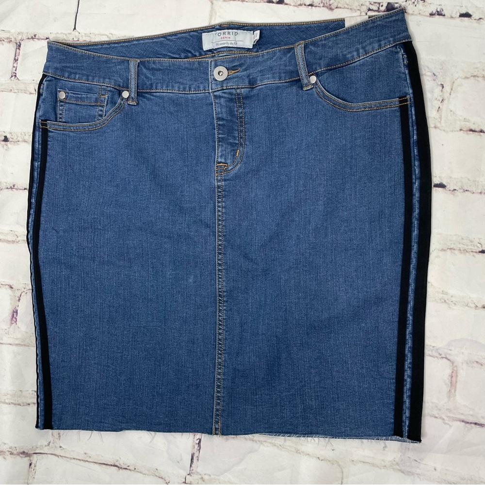 torrid blue denim skirt with black ribbon stripes on side NWT Size 18
